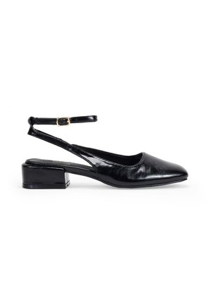 Chaussure slingback en vernis noir avec un bout pointu, une sangle de cheville réglable et un petit talon carré. Texture lisse et finition brillante.