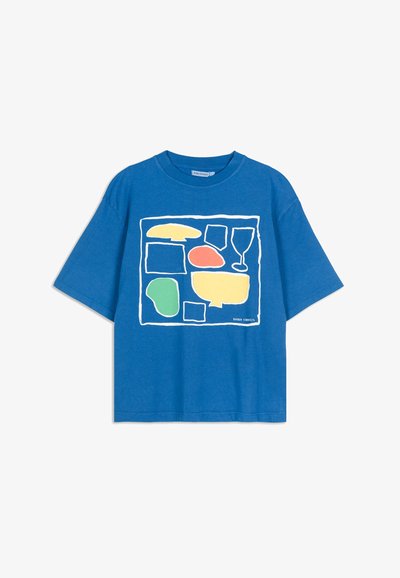 Modré bavlněné tričko s krátkým rukávem, které má geometrický potisk v žluté, oranžové, zelené a bílé barvě, obkroužený bílou linkou.