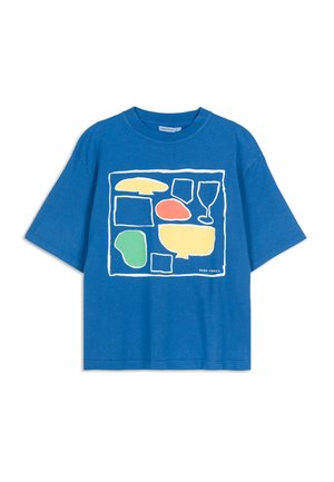T-shirt in cotone blu con un design grafico caratterizzato da forme astratte in giallo, verde, arancio e contorni bianchi. Maniche corte, scollo a girocollo.