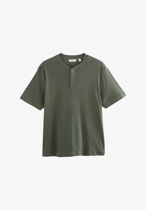 Maslinasto zeleni kratki rukav košulja u rebrastoj teksturi, koja ima henley izrez s dva dugmeta i ravni rub.