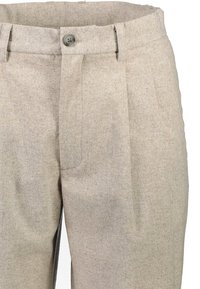 Pantalones de mezcla de lana beige con un acabado texturizado, que cuentan con un cierre de botón único y pliegues frontales para mayor detalle.