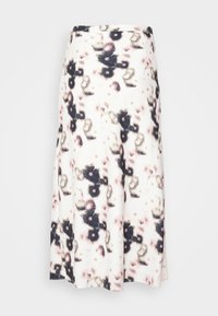 Falda midi acampanada en tejido ligero con base crema y patrones florales en negro y rosa. Textura suave y cintura ceñida.