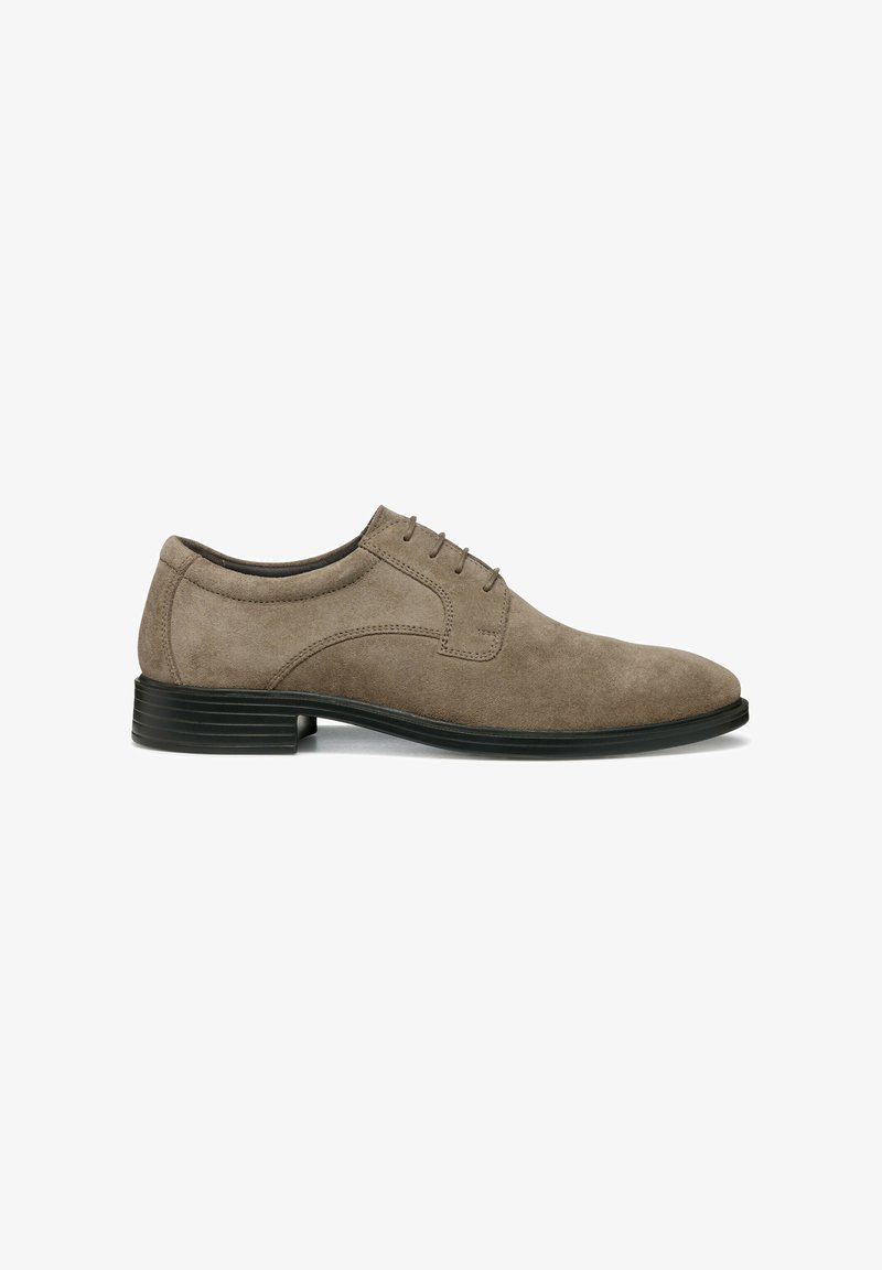 Zapato formal de ante marrón con una superficie lisa, puntera redonda y seis ojales. Presenta una suela de goma negra con estrías horizontales.