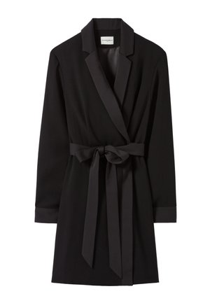 Abito nero a tubino realizzato in tessuto morbido, con cintura annodata in vita, maniche lunghe e colletto ravvicinato con dettagli in satin.