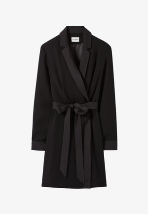 Robe noire enveloppante en tissu doux, avec une ceinture à nouer à la taille, des manches longues et un col à revers avec des accents en satin.