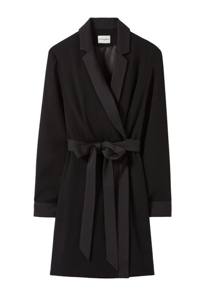 Abito nero a tubino realizzato in tessuto morbido, con cintura annodata in vita, maniche lunghe e colletto ravvicinato con dettagli in satin.