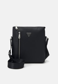 Borsa a tracolla in pelle sintetica nera con finitura testurizzata, hardware in argento, cerniera diagonale e tracolla regolabile. Include un accento con il logo.
