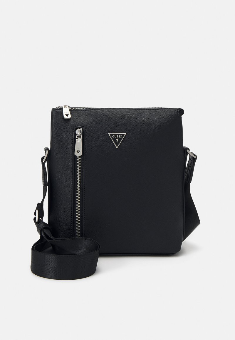 Borsa a tracolla in pelle sintetica nera con finitura testurizzata, hardware in argento, cerniera diagonale e tracolla regolabile. Include un accento con il logo.