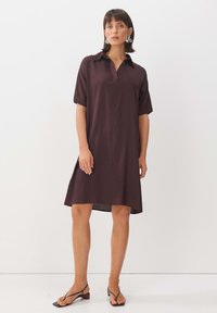Braunes, kurzärmliges Kleid mit Kragen, knielang, aus strukturiertem Stoff, mit lockerer Passform und einem dezenten abgerundeten Saum.