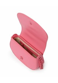 Rosa læder crossbody taske i en rund form, med en fletdetalje på siden og en trykknaplukning. Indvendigt har den en lysere foret og lommer.