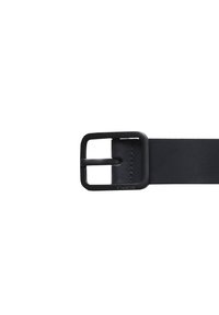 Curea din piele neagră cu o cataramă metalică pătrată. Curea are o textură netedă și un design simplu, cu detalii de cusătură pe margine.