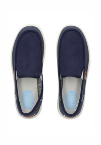 Marine slip-on schoenen met een gestructureerd bovenwerk, lichtgekleurde rubberen zool en een patroonvoering aan de binnenkant. Met branding op de binnenzool.