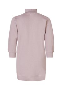 Lyserød pulloverkjole med høj krave, trekvartærmer og ribbet kant og manchetter. Glat stof med minimal syning.