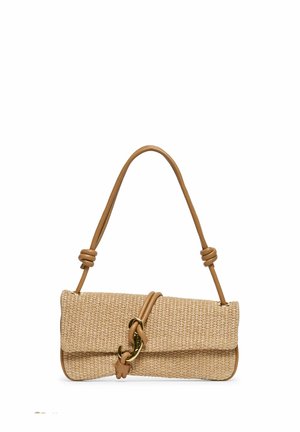 Bolso rectangular tejido de color beige con una correa de cuero marrón claro que presenta detalles de nudos y un broche de tono dorado en la solapa frontal.