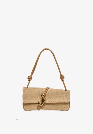 Bolso rectangular tejido de color beige con una correa de cuero marrón claro que presenta detalles de nudos y un broche de tono dorado en la solapa frontal.