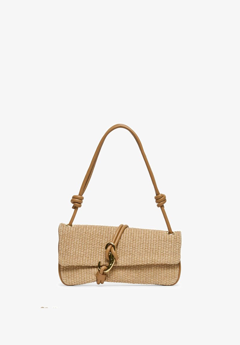 Sac à main rectangulaire tissé beige avec une bandoulière en cuir marron clair présentant des détails noués et un fermoir doré sur le rabat avant.