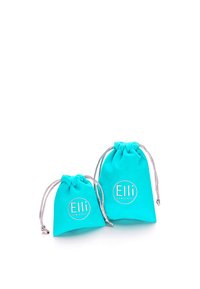 Türkiissinised tõmblukuga kotid, üks väike ja üks keskmine, hõbedaste aktsentidega ning logoga "Elli WE ♥ JEWELS." Pehme, siledat kangast tekstuur.