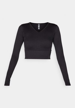 Zwarte cropped top met lange mouwen en een V-hals, gemaakt van gladde stof, met een geribbelde onderrand en een getailleerd ontwerp.
