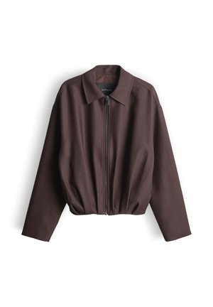 Braune Reißverschlussjacke mit Kragen, kurzem Schnitt und gerafftem Saum. Hergestellt aus glattem Stoff mit langen Ärmeln und dezentem Glanz.