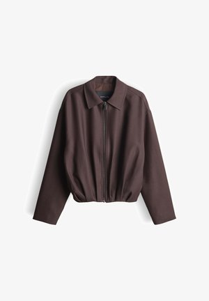 Bruine jas met rits en kraag, kort model en elastische zoom. Gemaakt van gladde stof met lange mouwen en subtiele glans.