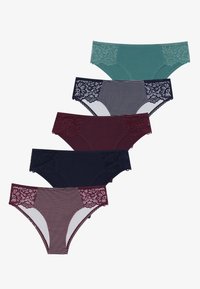 Vijf paar damesondergoed in verschillende kleuren: teal, kastanjebruin, marineblauw, en een gestreept ontwerp, met kantdetails op de taillebanden.