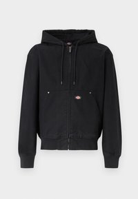 Μαύρο hoodie με φερμουάρ, κορδόνια, μπροστινή τσέπη καγκουρό, ριμπ μανσέτες και τελείωμα, και μικρό ορθογώνιο λογότυπο στο τσεπάκι.