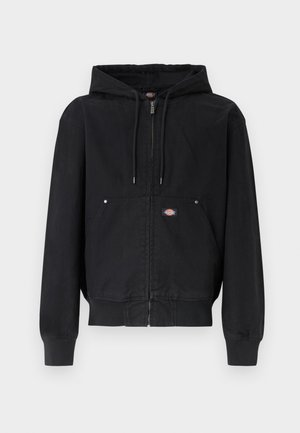 Μαύρο hoodie με φερμουάρ, κορδόνια, μπροστινή τσέπη καγκουρό, ριμπ μανσέτες και τελείωμα, και μικρό ορθογώνιο λογότυπο στο τσεπάκι.