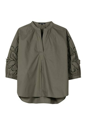 Olivgrüne Bluse mit 3/4-Ärmeln, floraler Cut-out-Stickerei an den Ärmeln, gerafftem Ausschnitt und geteiltem V-Ausschnittkragen.