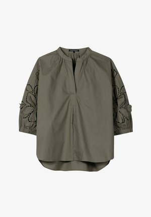 Olivgrüne Bluse mit 3/4-Ärmeln, floraler Cut-out-Stickerei an den Ärmeln, gerafftem Ausschnitt und geteiltem V-Ausschnittkragen.