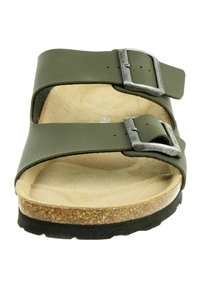Sandalo aperto color verde oliva con chiusure a doppia fibbia, plantare in sughero e suola in gomma testurizzata. Cinghie lisce e rivestimento beige neutro.