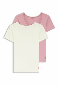 To kortærmede T-shirts med rund hals, lag-på-lag, den ene i creme foran og den anden i støvet rosa bagved, begge med lille rød "HUGO"-logo nær kanten.