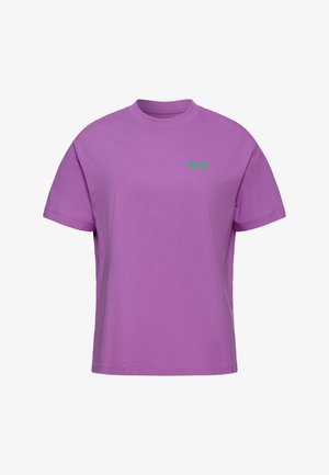 T-shirt en coton violet avec un col rond et des manches courtes, présentant un petit logo vert sur la poitrine gauche. Texture lisse.