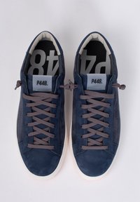 Sneakers in suede blu navy con lacci grigi, punta liscia e collare imbottito. Etichetta con logo sulla linguetta; pannello laterale testurizzato. Suola in gomma bianca.