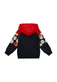 Bluza z kapturem z czerwonym kapturze i granatowym korpusem, z wzorzystymi rękawami zdobionymi wzorami kości do gry w kolorach czarnym, białym i czerwonym. Miękka tekstura.