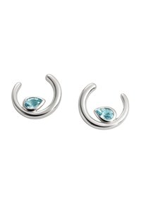 Pendientes de plata esterlina con un diseño curvado y un acento de gema en forma de gota de agua de color azul claro, textura suave y acabado pulido.