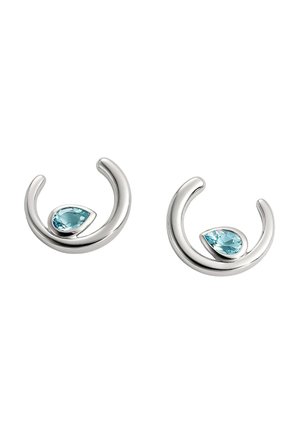 Pendientes de plata esterlina con un diseño curvado y un acento de gema en forma de gota de agua de color azul claro, textura suave y acabado pulido.