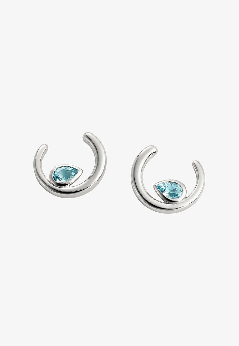 Pendientes de plata esterlina con un diseño curvado y un acento de gema en forma de gota de agua de color azul claro, textura suave y acabado pulido.