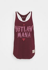 Czerwono-bordowy top na ramiączkach z białymi wykończeniami, z napisem "OUTLAW MANA" w różowych i czerwonych literach, grafiką czaszki byka oraz małą metką na dolnym brzegu.