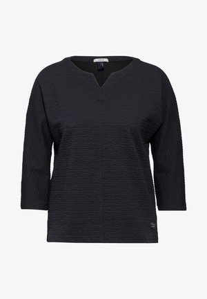 Černý texturovaný top s výstřihem do V, tříčtvrtečními rukávy a jemným mřížkovým vzorem. Materiál vypadá lehce a mírně elasticky.