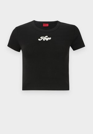 Schwarzes, kurzes T-Shirt aus Baumwolle mit einem weißen Schriftzug "Hugo" auf der Brust und einem runden Ausschnitt. Kurze Ärmel.