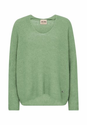 Pulover lung cu mâneci lungi, tricotat verde, cu decolteu rotund și o mică plăcuță metalică a brandului aproape de tiv, în partea dreaptă.