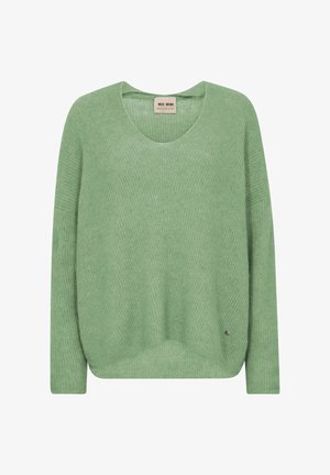 Pulover lung cu mâneci lungi, tricotat verde, cu decolteu rotund și o mică plăcuță metalică a brandului aproape de tiv, în partea dreaptă.