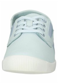 Sneaker azzurro chiaro con una tomaia in pelle liscia, suola in gomma bianca a contrasto e lacci bianchi. Presenta dettagli minimi e design piatto.