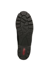 Sole in gomma nera con profondi motivi di battistrada, caratterizzata da forme triangolari e rettangolari per una migliore aderenza, e un logo rosso inserito vicino al tallone.