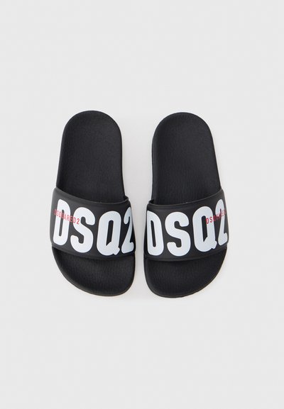 Șlapi negri cu talpă texturată, având o curea lată care afișează litere albe îndrăznețe și un mic accent roșu. Design simplu și material ușor.