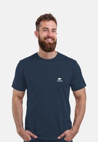 Navyblaue Baumwoll-T-Shirt mit kurzen Ärmeln, rundem Ausschnitt und einem weißen Logo auf der linken Brust. Weicher Stoff und reguläre Passform.