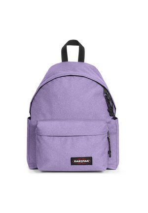 Mochila de tela morada con bolsillo delantero con cremallera, asa negra, bolsillos laterales y parche negro con el logo de Eastpak en el bolsillo delantero.