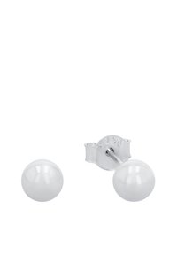 Ett par runda vita pärlörhängen med silverfästen och fjärilslås på en vit bakgrund.