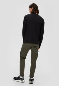 QS SLIM FIT STYLE - Cargohose - olivgrün