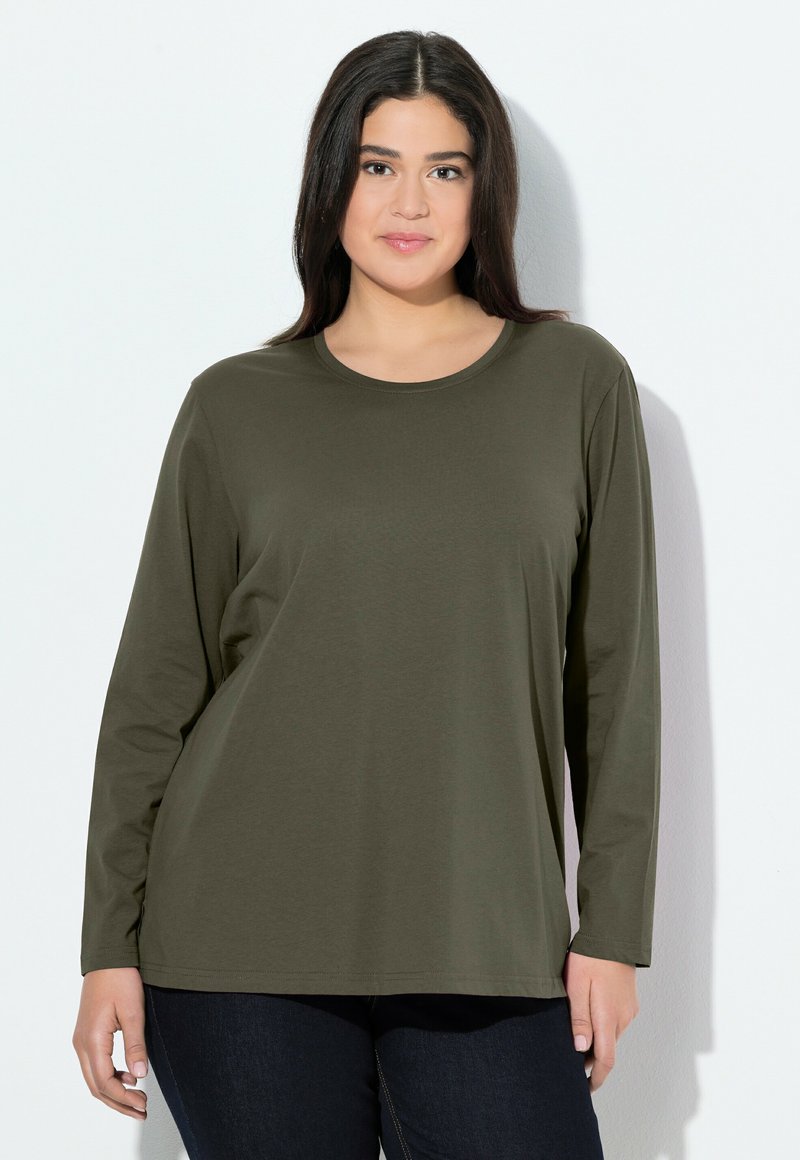Chemise à manches longues, col rond, en tissu doux de couleur vert olive. Présente une coupe décontractée avec une texture lisse et sans motifs ni accessoires visibles.